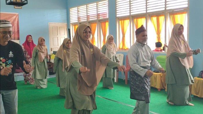 Tarian Zapin Jadi Warisan Budaya, SMPN 1 Singkep Lingga Lestarikan Lewat Gelar Karya - Guru-SMPN-1-Singkep-menari-Zapin-Kote.jpg