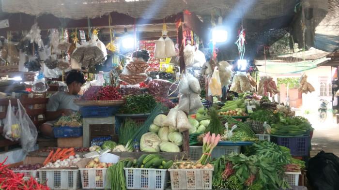 PASAR RAKYAT RANAI - Suasana lapak pedagang sayur di Pasar Rakyat Ranai, Kabupaten Natuna, Provinsi Kepulauan Riau (Kepri), Kamis (4/6/2026) siang. Harga cabai merah keriting mulai mengalami penurunan.