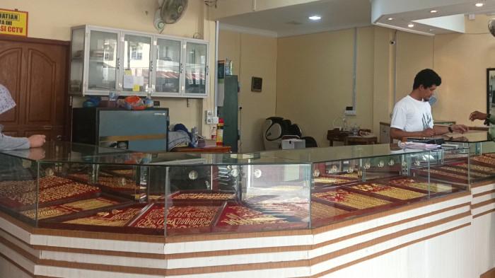 TOKO EMAS - Suasana di Toko Mas Singapura di Jalan Sudirman, Ranai, Kabupaten Natuna, Provinsi Kepulauan Riau (Kepri). Harga emas perhiasan di Natuna hari ini Minggu (26/4/2026) turun tipis.