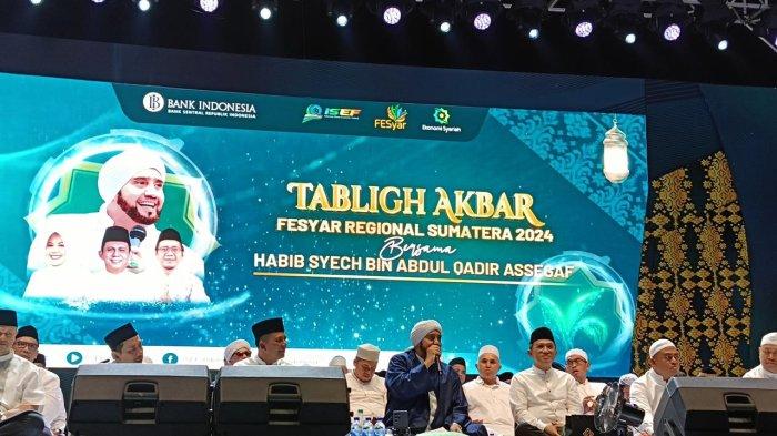 Masyarakat Kepri Berselawat bersama Habib Syech bin Abdul Qadir Assegaf dalam Tabligh Akbar FESyar