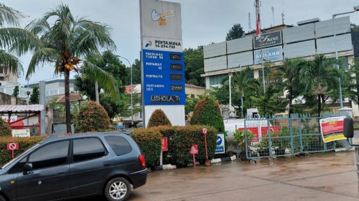 BBM DI BATAM - Papan pengumuman harga BBM di salah satu SPBU yang ada di Kota Batam setelah dilakukan penyesuaian harga, Jumat (12/6/2026). Dampak kenaikan harga Pertamax, mulai dikeluhkan driver ojol di Batam.