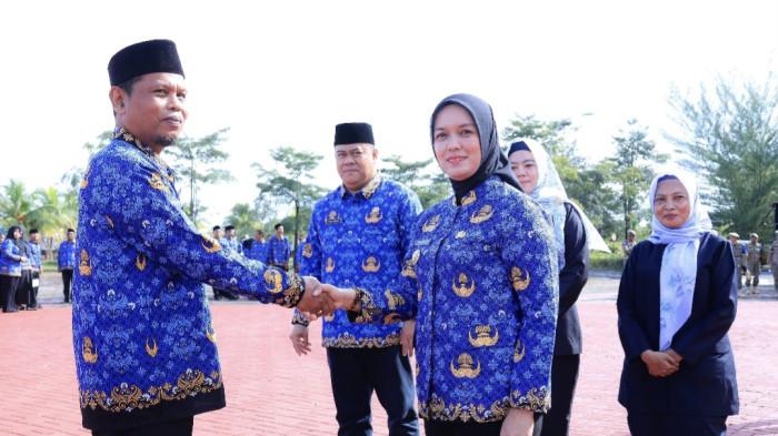 HARI KESAKTIAN PANCASILA - Wakil Bupati Bintan Deby Maryanti menyalami pemimpin upacara usai upacara peringatan Hari Kesaktian Pancasila Tahun 2025 di halaman kantor Bupati Bintan, Bintan Buyu, Kepulauan Riau (Kepri), Rabu (1/10/2025)