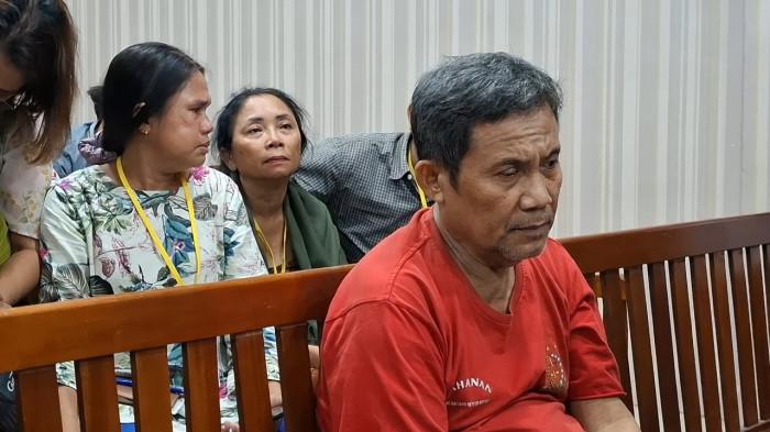Hasiholan Samosir saat duduk di ruang sidang utama PN Batam, Senin (9/3/2026)