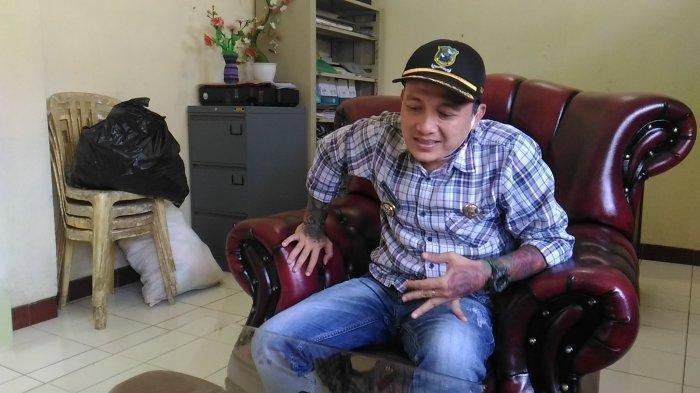 PROFIL KADES - Hoho Alkaf, Kades Purwasaba Kecamatan Mandiraja Kabupaten Banjarnegara di kantor kepala desa Purwasaba.