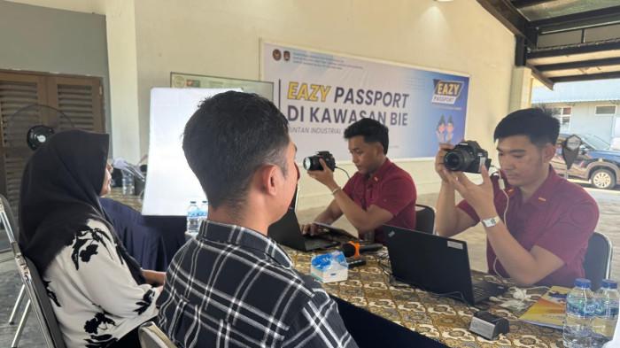 IMIGRASI  - Proses pembuatan paspor di Imigrasi Tanjunguban Bintan, Kepri.