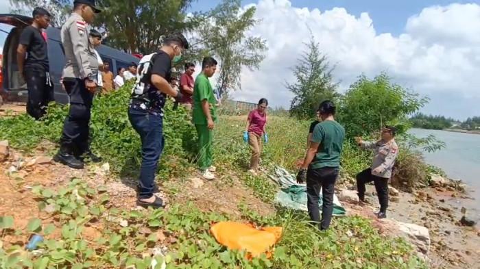 BOCAH DI BATAM TEWAS - Polsek Bengkong bersama Tim Inafis saat olah tempat kejadian perkara (TKP) bocah tewas tenggelam di kawasan pantai Kanal Golden Prawn, Kecamatan Bengkong, Kota Batam, Provinsi Kepulauan Riau (Kepri), Minggu (14/6/2026).