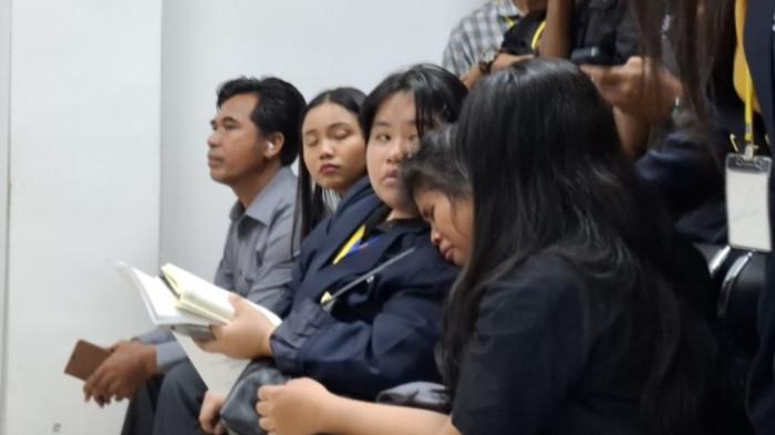 Reaksi Intan Lihat Roslina di Sidang Penganiayaan ART di Batam: Mata Merah-Tutupi Wajahnya