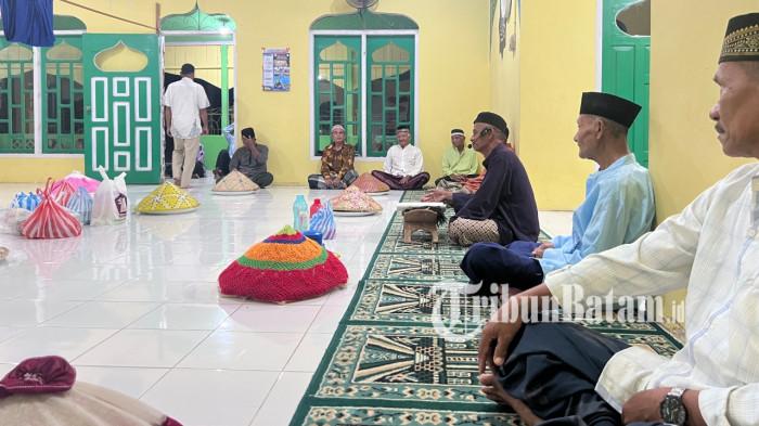 ISRA MI'RAJ DI LINGGA - Peringatan Isra Mi'raj berbalut tradisi makan berhidang dan pembacaan hikayat di Kampung Suak Rasau, Desa Sungai Buluh, Kecamatan Singkep Barat, Kabupaten Lingga, Provinsi Kepri, Kamis (15/1/2026) malam.