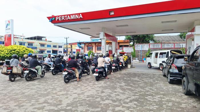ISU BBM NAIk - Sejumlah kendaraan sedang mengantre isi BBM di SPBU Batu 10 Tanjungpinang, Kepulauan Riau (Kepri) Selasa (31/3/2026).