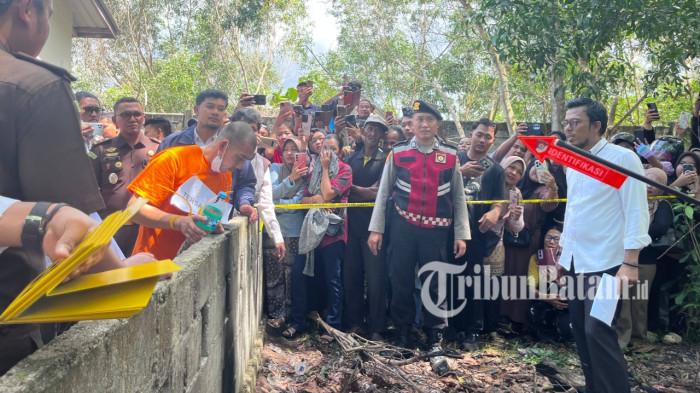 REKONSTRUKSI - Zakaria alias Jaka (43), tersangka pembunuhan terhadap istri siri di Dabo Singkep, Kabupaten Lingga, Provinsi Kepri, saat memperagakan pakaian Syafitri Yana pada rekonstruksi, Senin (18/5/2026).