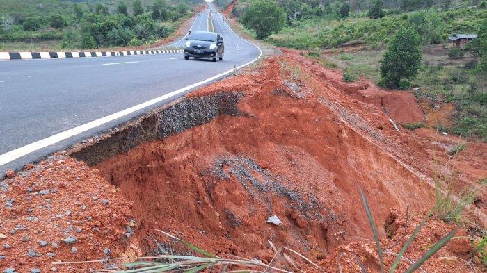 Jalan Lintas Timur Bintan Terancam Putus Akibat Longsor, Pengendara Dibuat Waswas