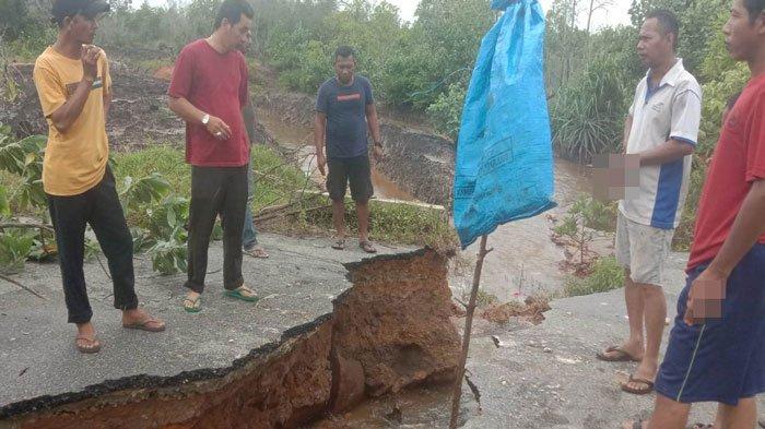 Jalan di Karimun Ini Amblas saat Hujan, Warga Terpaksa Tempuh Jarak Lebih Jauh