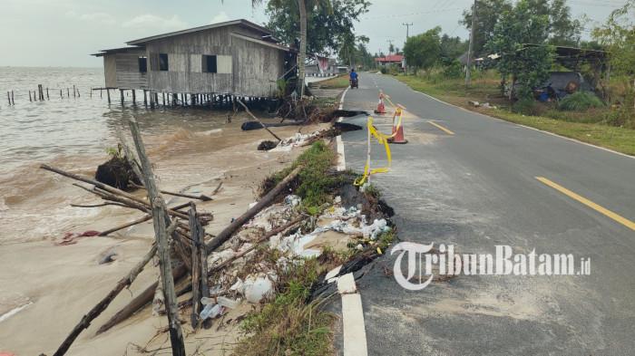 Jalan rusak Desa Lanjut Lingga Kepri karena air laut
