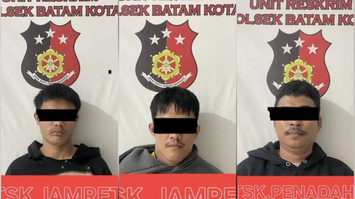 JAMBRET DI BATAM - Tiga tersangka kasus pencurian dengan kekerasan (jambret) handphone iPhone 14 Pro milik seorang mahasiswa di Batam saat diamankan polisi, Kamis (11/6/2026).