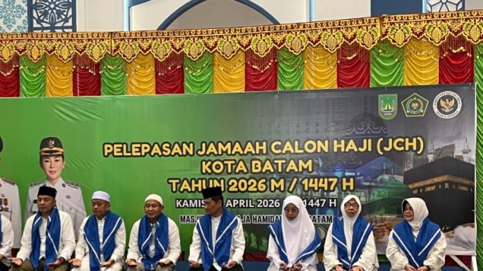 CALON JEMAAH HAJI BATAM - Perwakilan calon jemaah haji yang dilepas secara simbolis oleh Wali kota Batam, Amsakar Achmad di Masjid Engku Hamidah Batam Centre, Kamis (16/4/2026).
