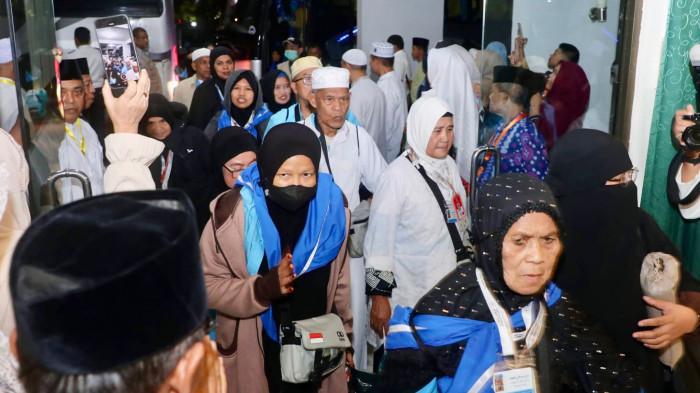 JEMAAH HAJI - Jemaah haji asal Kepri yang sudah tiba di Kota Batam, saat turun dari mobil dan memasuki asrama haji Kota Batam, Senin (1/6/2026)