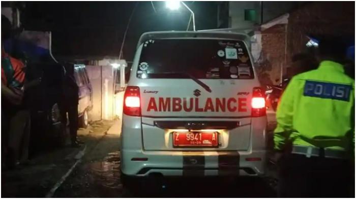 KORBAN PEMBUNUHAN DIEVAKUASI - Jenazah Dede Ruskandi, korban pembunuhan di Kampung Nangkod RW 09 Desa Cipacing, Kecamatan Jatinangor, Kabupaten Sumedang dibawa ke Rumah Sakit Bhayangkara Sartika Asih, Kota Bandung, Minggu d(16/11/2025) dini hari.