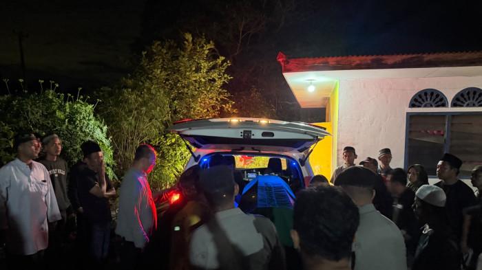 EVAKUASI JENAZAH - Anggota polisi dari Polsek Bintan Utara dan tim medis sedang mengevakuasi korban MR usai ditemukan meninggal tak wajar di rumahnya di Kampung Sakera, RT 002, RW 002, Kel. Tanjunguban Utara, Kecamatan Bintan Utara, Bintan, Kabupaten Bintan, Kepulauan Riau, Senin (8/6/2026) malam.