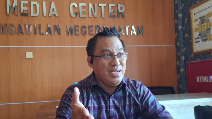 PN BATAM - Juru Bicara Pengadilan Negeri (PN) Batam, Vabiannes Stuart Wattimena saat ditemui, Selasa (23/12/2025). Ia buka suara terkait hakim berinisial Hs yang dipecat tidak dengan hormat.