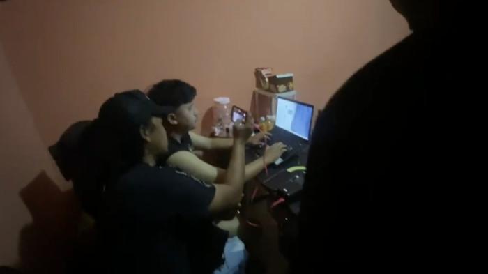 JUDI ONLINE DI TANJUNGPINANG - Polisi saat membekuk empat warga Kota Tanjungpinang, Provinsi Kepulauan Riau (Kepri) di sebuah rumah kontrakan jalan Cendrawasih, Gang Karet, Kamis (30/4/2026).  Mereka terlibat praktik judi online (judol) yang berpusat di Kamboja.