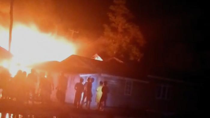 Bikin Panik, Rumah Terbakar di Desa Pian Tengah Natuna, Warga Padamkan Api dengan Alat Seadanya