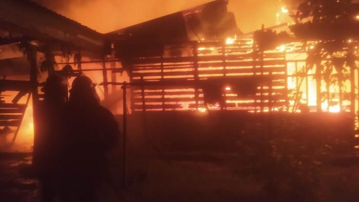 Ditinggal Penghuninya, Rumah Kontrakan di Ranai Kota Hangus Terbakar, Warga Sekitar Sempat Panik