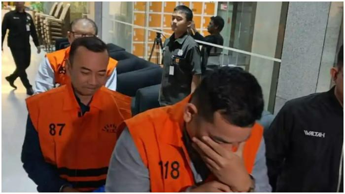 DITAHAN KPK – KPK menahan lima tersangka kasus dugaan suap dan gratifikasi terkait importasi barang di Direktorat Jenderal Bea Cukai pada Jumat (6/2/2026) dini hari.  Direktur Penindakan dan Penyidikan (P2) Direktorat Jenderal Bea dan Cukai (DJBC), Rizal Fadillah (RZL) ditetapkan menjadi tersangka oleh Komisi Pemberantasan Korupsi (KPK).