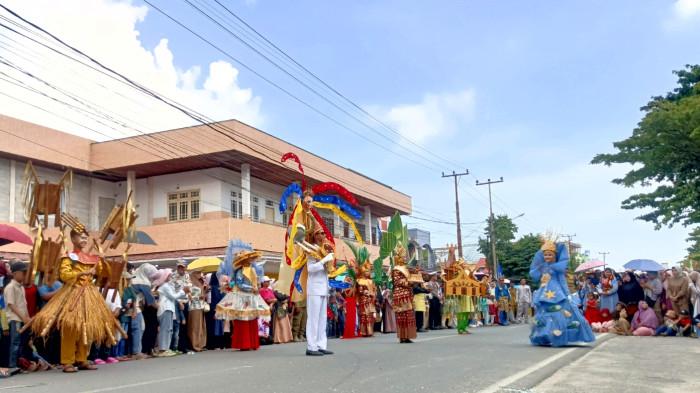 Ragam Kreasi Busana Pukau Ribuan Warga, Lomba Karnaval Budaya Meriahkan HUT ke-26 Natuna