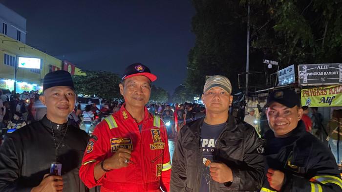KEBAKARAN DI BATAM - Kabid Damkar Pemko Batam, Andi M di lokasi kebakaran Sei Panas, Senin (9/2/2026) bersama personelnya. Damkar ingatkan warga lebih waspada terhadap api di tengah maraknya kebakaran di Batam saat ini.
