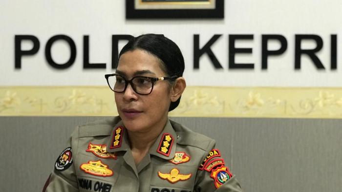 POLDA KEPRI - Kabid Humas Polda Kepri, Kombes Pol Dr. Nona Pricillia Ohei, S.I.K., S.H., M.H. Ia mengungkap kronologi batita berumur 2 tahun terjatuh dari lantai 3 Mapolda Kepri pada Selasa, 14 April 2026.