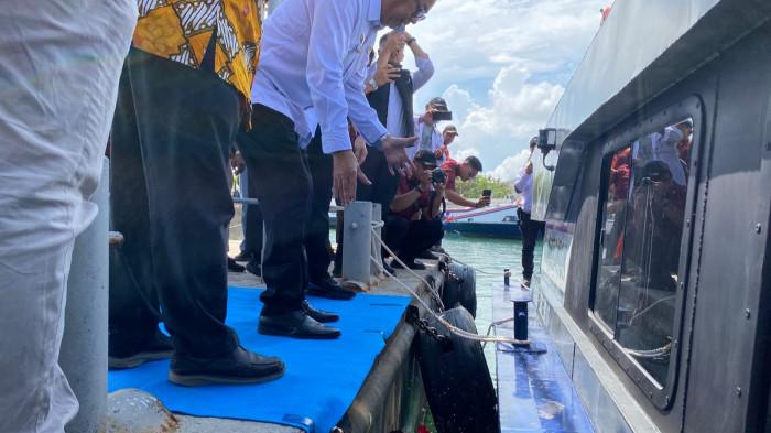 RESMIKAN KAPAL - Kakanwil Imigrasi Kepri dan jajaran meresmikan kapal patroli Imigrasi dengan melempar kendi sebagai adat tradisi, Senin (17/11/2025) di Galangan Kapal PT Marintama Gemanusa Tanjung Uncang Batam.