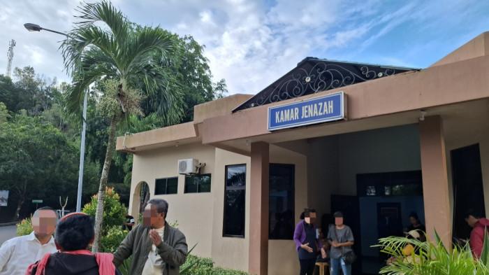 KAMAR JENAZAH RSBP BATAM - Suasana Kamar Jenazah RSBP Batam, Sabtu (30/8/2025). Kerabat dan rekan  Renny Aryany Mawuntu, korban kecelakaan maut di Simpang Tiban Princess Batam, terus berdatangan untuk melihat jenazah wanita 54 tahun itu.