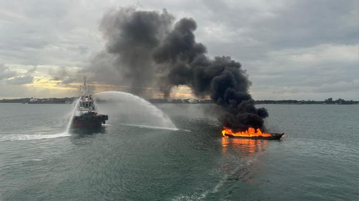 Kapal Tanpa Nama Terbakar di Perairan Batam, Petugas PPLP Tanjunguban Cari Kru Kapal