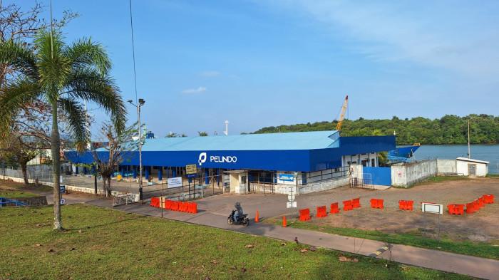 DISKON TIKET KAPAL - Seorang pengendara motor sedang melintas di depan Pelabuhan Sei Kolak, Kijang, Kecamatan Bintan Timur, Kabupaten Bintan, Kepulauan Riau (Kepri), Rabu (25/2/2026). Pada periode angkutan Lebaran 2026, PELNI hanya memberikan program diskon 30 persen untuk tiket kapal kelas ekonomi.