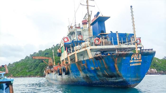 KAPAL TANPA AWAK TERDAMPAR DI LINGGA - Warga Pulau Pekajang, Kecamatan Lingga, Kabupaten Lingga, Provinsi Kepulauan Riau, digegerkan oleh penemuan sebuah kapal besar tanpa awak, yang hanyut di perairan dekat permukiman nelayan setempat.