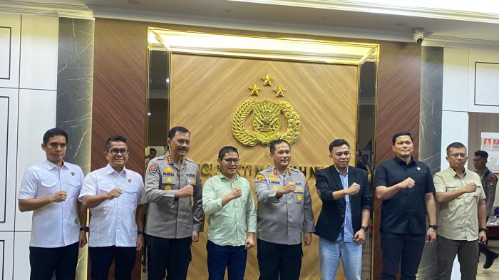 Kapolda Kepri menerima kunjungan manajemen Tribun Batam yang dipimpin Pimpinan Redaksi, Prawira Maulana, Pimpinan Perusahaan, Nursomsi
