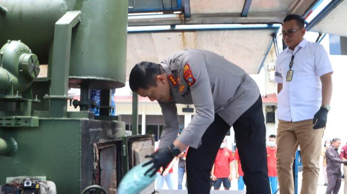 PEMUSNAHAN -  Kapolresta Barelang Kombes Pol Anggoro Wicaksono saat memusnahkan narkoba di mapolesta Barelang
