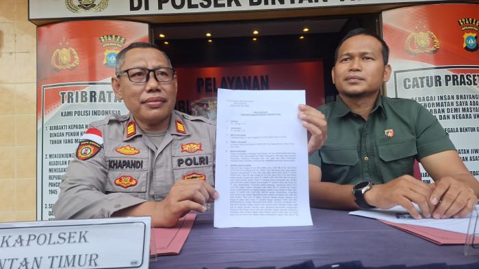 PENGANIAYAAN DI BINTAN VIRAL  - Kapolsek Bintan Timur, AKP Khapandi dan Kanit Reskrim Polsek Bintan Timur, Ipda Daeng Salamun memberikan penjelasan terkait kasus penganiayaan di Bintan yang sempat viral di medsos, Selasa (8/9/2025). Polisi telah menetapkan seorang tersangka berinisial Tr (37).