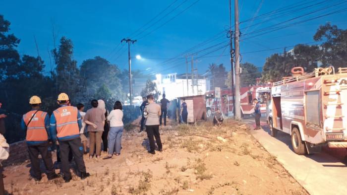 KEBAKARAN HUTAN  - Petugas Damkar Tanjungpinang sedang melakukan pemadaman api di lahan kosong, Jalan Peralatan, Batu 8 Atas, Kota Tanjungpinang, Kepulauan Riau (Kepri), Selasa (24/3/2026).
