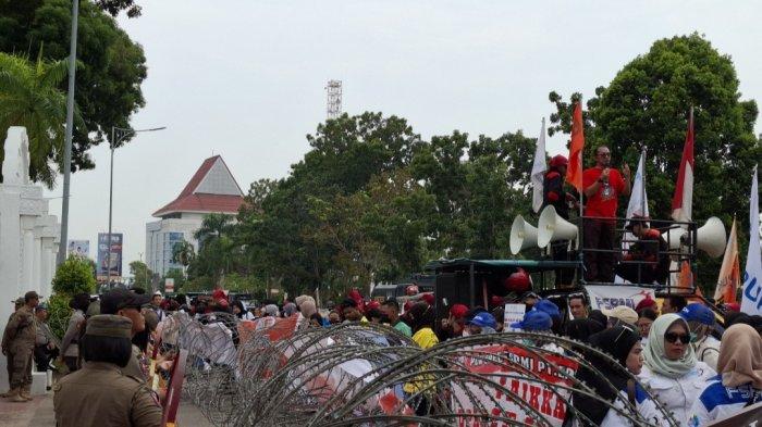 Buruh di Batam Demo Kawal UMK 2025 Naik 30 Persen, Kantor Wali kota Terpasang Kawat Duri
