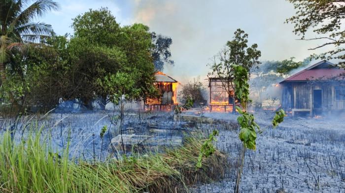 KEBAKARAN DI LINGGA - Kebakaran menghanguskan vila penginapan aset Dinas Pariwisata Lingga di Desa Penaah, Kecamatan Senayang, Kabupaten Lingga, Provinsi Kepri, Selasa (31/3/2026).