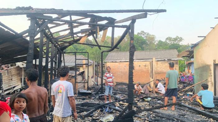 Kebakaran Hebat di Desa Kelong Bintan Pesisir Minggu Dinihari, 6 Rumah Warga Ludes Terbakar