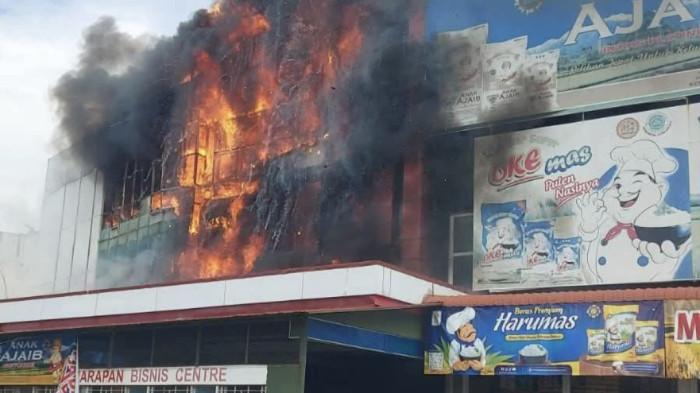 KEBAKARAN - Terjadi kebakaran sebuah ruko kawasan HBC, Sungai Harapan, Kecamatan Sekupang Kota Batam, pada Senin (17/11/2025) siang.
