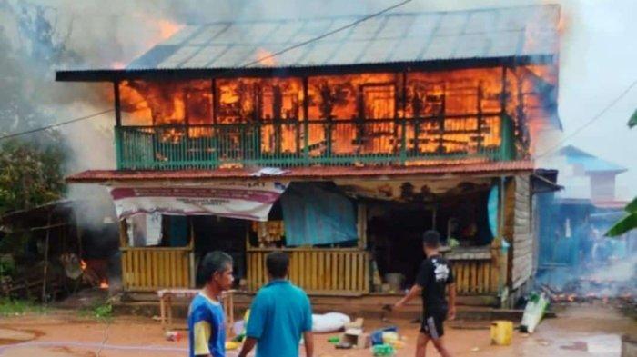 Kebakaran di Lingga Hanguskan Warung Dua Lantai Desa Limbung