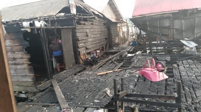 Kebakaran di Lingga dusun Linau Air Batu