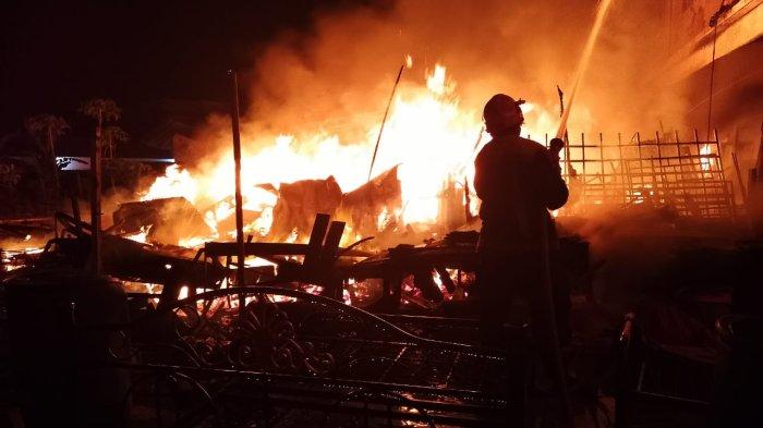 Kebakaran di Tanjungpinang, Dua Unit Ruko Jual Mebel Terbakar saat Dini Hari