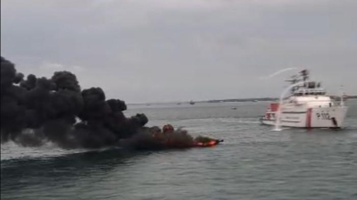 Kapal Motor Kayu Tanpa Nama dan Awak Terbakar di Batam, PPLP Tanjunguban Kerahkan Kapal Patroli