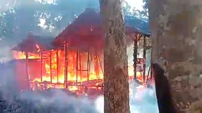 Kebakaran menghanguskan sebuah rumah panggung berbahan kayu di Kampung Suak Tangun, Desa Sungai Buluh, Kecamatan Singkep Barat, Kabupaten Lingga, Provinsi Kepulauan Riau, Kamis (26/2/2026) sore.