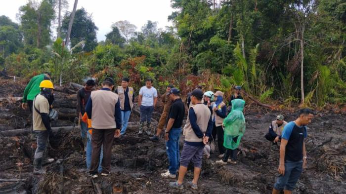 Aktivitas pembukaan lahan yang dilakukan perusahaan perkebunan kelapa sawit PT Citra Sugi Aditya (CSA) menggusur kebun sagu di Dusun Lokot, Desa Pekaka, Kecamatan Lingga Timur, Kabupaten Lingga, Provinsi Kepulauan Riau, menuai protes keras masyarakat.