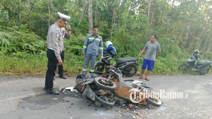 KECELAKAAN DI LINGGA - Dua pengendara sepeda motor terlibat kecelakaan lalu lintas di Jalan Raya Sungai Harapan menuju Bukit Belah, Kecamatan Singkep Barat, Kabupaten Lingga, Provinsi Kepulauan Riau, Rabu (26/11/2025).